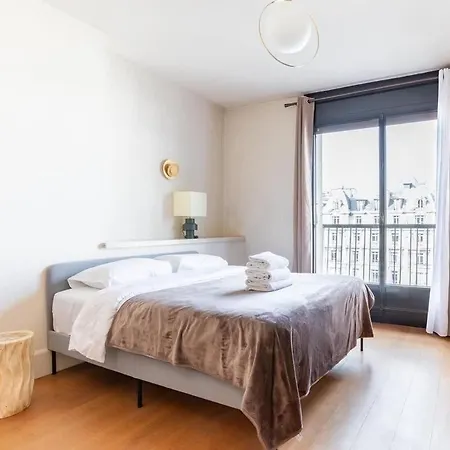 Apartment 2br Avenue Montaigne Paris