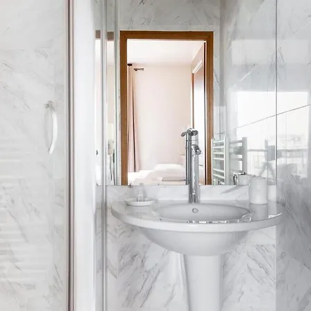 2br Avenue Montaigne *