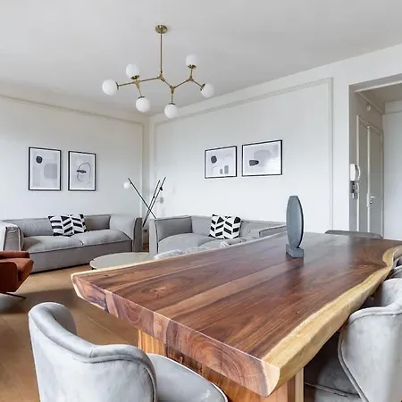 Apartment 2br Avenue Montaigne Paris