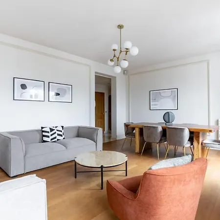 2br Avenue Montaigne * Paris