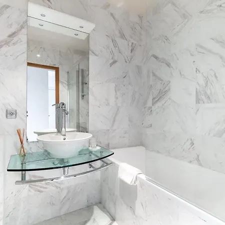 Apartment 2br Avenue Montaigne