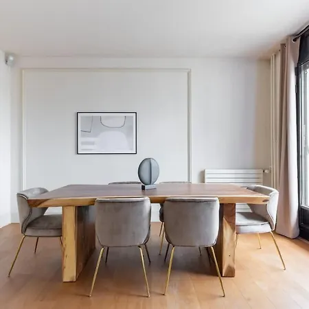 2br Avenue Montaigne * Paris